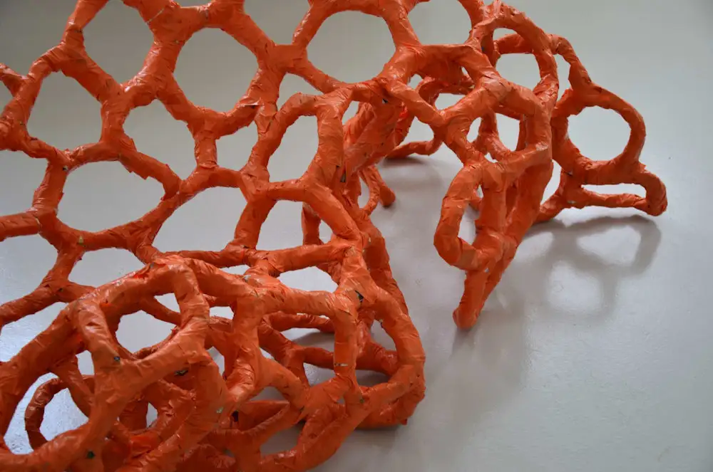 Ohne Titel II – Skulptur aus Klebeband, Zeitungspapier und Draht